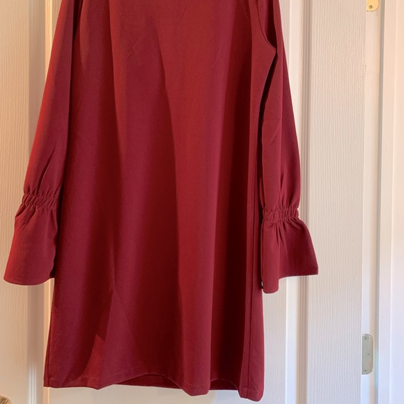 Knee length dress/top w ruffles at the sleeves + front. Bordeaux. Wrinkle proof. - Picture 3 of 4